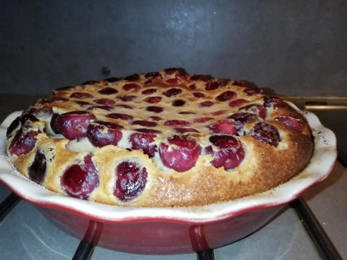 Le clafoutis aux cerises puis il se déguise en Flognarde avec les fruits du domaine